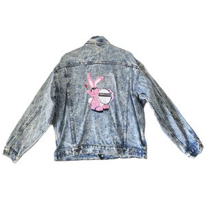 Vintage jaren 90 acid wash-denimjack met roze Energizer Bunny-patch – maat M
