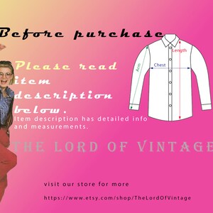 Pu&ograve; includere: Un grafico con sfumatura rosa che mostra una persona in completo rosso, uno schema di camicia bianca con linee di misurazione per lunghezza, petto e braccio, e il testo Before purchase Please read item description below. Item description has detailed info and measurements. THE LORD OF VINTAGE.