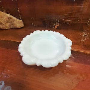 VINTAGE Milk Glass RING DISH,Mid Century Modern Milk Glass Ring Dish,Bathroom Decor,Nightstand Decor,End table Decor,Candy Dish, Home Decor