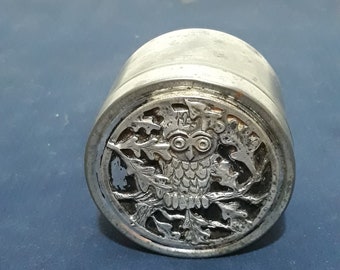 Vintage hecho a mano tallado a mano pequeño Metzke Pewter cilindro redondo TRINKET CAJA CON OWL en el árbol, Vintage Pewter contenedor, Vintage búho decoración