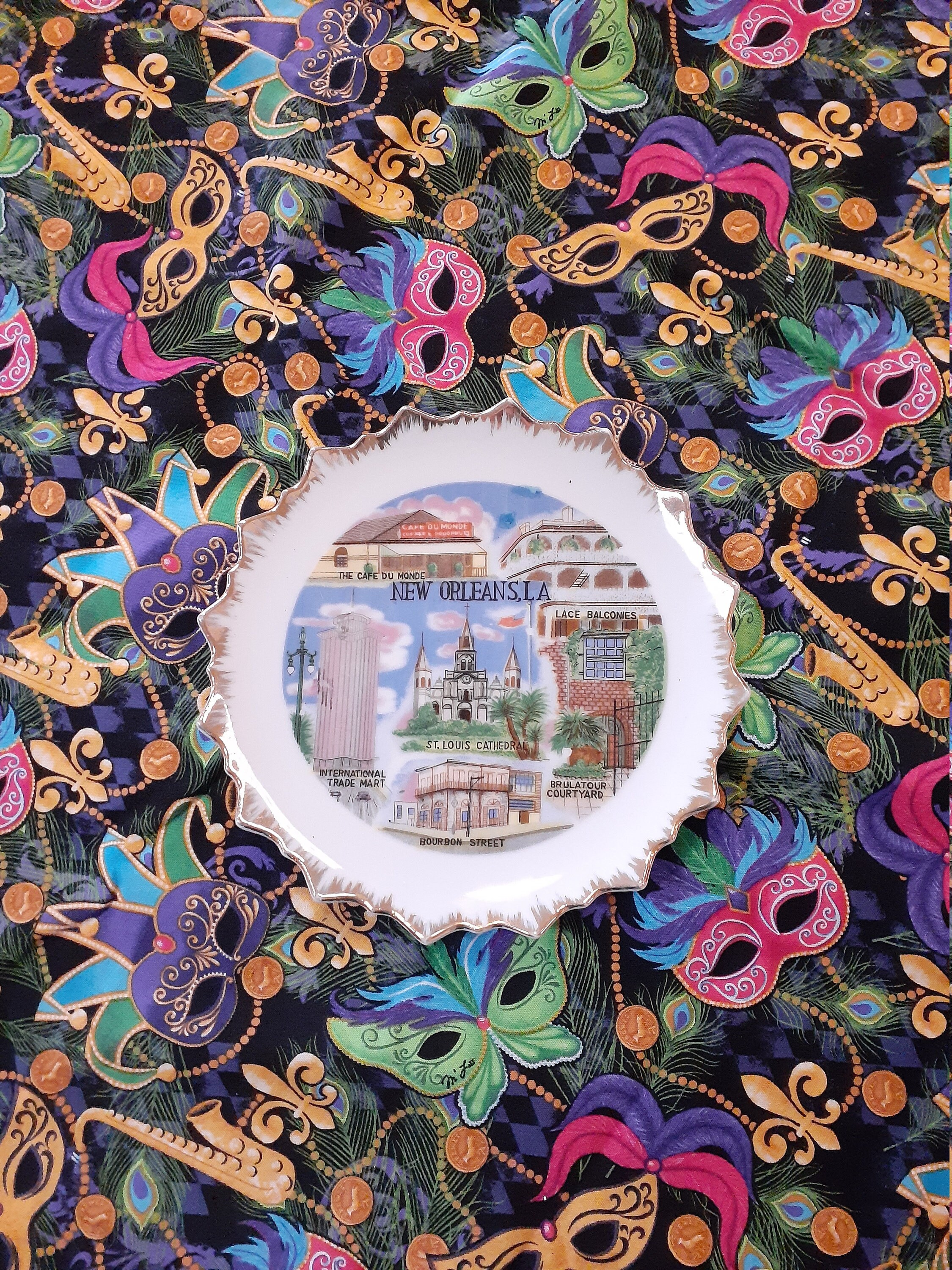 Vintage 24K oro recortado NUEVO ORLEANS Souvenir Collectors PLATE,Cafe Du Mond,Lace Balcones,Bourbon St,St Louis Cathedral,Brulatour Courtyard