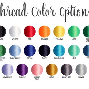 Puede incluir: Una tabla de colores de hilo con los nombres de cada color. Los colores incluyen negro, blanco, rojo, naranja, amarillo, lima, verde kelly, verde navide&ntilde;o, azul beb&eacute;, azul real, azul marino, turquesa, menta, azul verdoso, lavanda, morado, rosa claro, dorado, grafito y plateado.