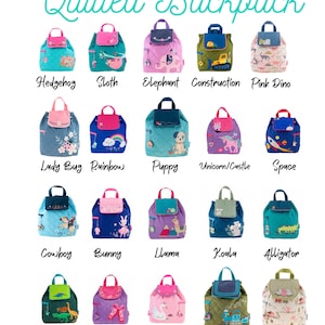Puede incluir: Una colecci&oacute;n de 18 mochilas acolchadas con varios dise&ntilde;os de animales y temas. Las mochilas est&aacute;n hechas de una tela suave acolchada y tienen un cierre de cord&oacute;n. Algunos de los dise&ntilde;os incluyen un erizo, un perezoso, un elefante, un veh&iacute;culo de construcci&oacute;n, un dinosaurio rosa, una mariquita, un arco&iacute;ris, un cachorro, un unicornio y un castillo, el espacio, un vaquero, un conejito, una llama, un koala, un caim&aacute;n, un dinosaurio y una bolsa verde, zapatos de ballet, un cisne, un tren y una granja.