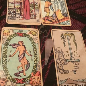 Le jeu de tarot traditionnel de votre grand-mère au look vintage