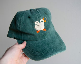 Duck Hat - Groene Dad Cap met eenvoudig wit kwakende eend- of gansborduurwerk, Goose Honk