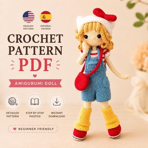 Puede incluir: Una muñeca amigurumi de ganchillo con un peto azul, un gorro blanco con un lazo rojo y calentadores amarillos. La muñeca tiene el pelo rubio y un bolso rojo. La imagen incluye el texto "CROCHET PATTERN PDF" y "AMIGURUMI DOLL".