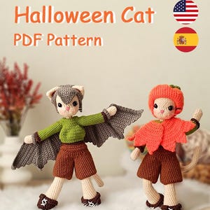 Puede incluir: Dos muñecos de gato de Halloween tejidos a ganchillo. Un muñeco está vestido de murciélago con alas grises y una camisa verde. El otro muñeco está vestido de calabaza. El texto "Halloween Cat PDF Pattern" está en la parte superior de la imagen.