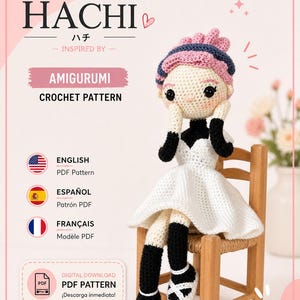 Puede incluir: Una muñeca amigurumi de ganchillo con un vestido blanco y detalles en negro está sentada en una pequeña silla de madera. La imagen incluye el texto "HACHI" y "AMIGURUMI CROCHET PATTERN". La muñeca tiene un tocado rosa y azul.