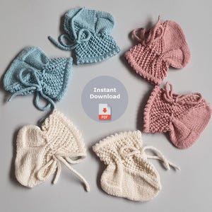 Pode incluir: Uma coleção de seis gorros e botinhas de bebê de malha em cores pastel: azul claro, rosa e creme. Os itens são dispostos em um padrão circular sobre um fundo cinza. A imagem inclui um gráfico circular com o texto "Download instantâneo" e um ícone PDF.