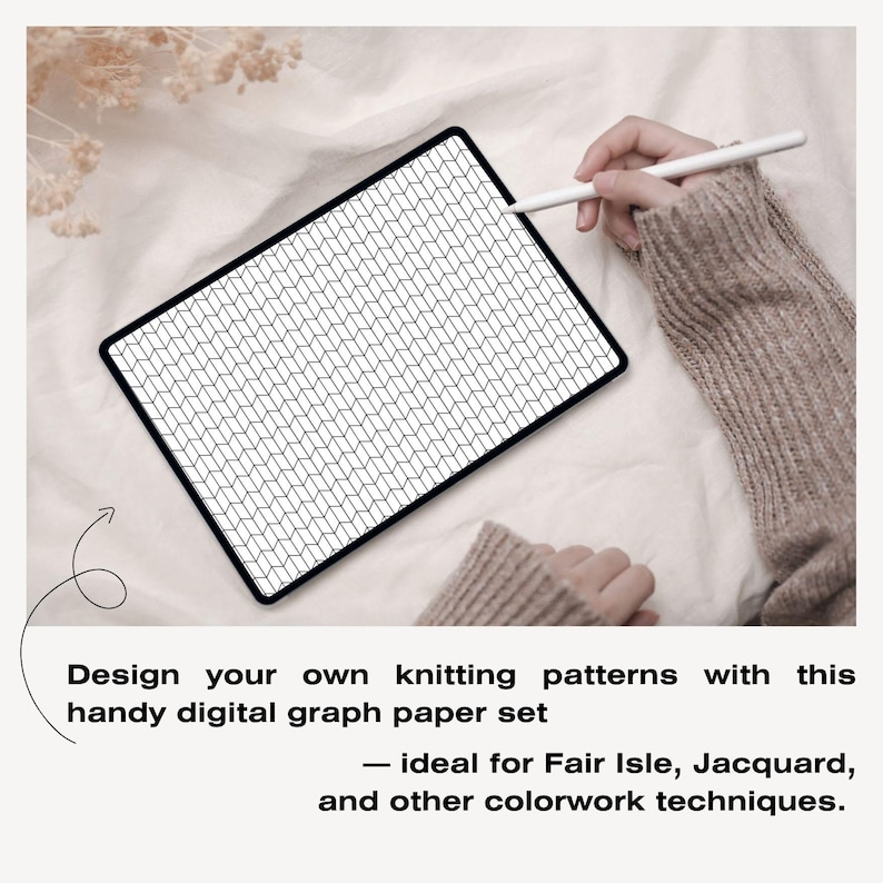 Puede incluir: Una tableta digital que muestra un patr&oacute;n de tejido geom&eacute;trico, sostenida por una persona con un l&aacute;piz &oacute;ptico. El texto dice: "Dise&ntilde;a tus propios patrones de tejido con este pr&aacute;ctico juego de papel gr&aacute;fico digital - ideal para Fair Isle, Jacquard y otras t&eacute;cnicas de colorwork."