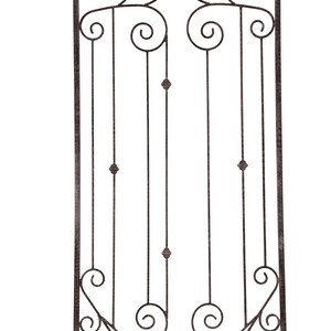 Pu&ograve; includere: Una coppia di pannelli per cancello in metallo marrone scuro con un design a parte superiore arcuata. Ogni pannello &egrave; costruito con barre verticali, volute decorative agli angoli superiori e inferiori e piccoli accenti sferici sulle aste.