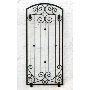 Pu&ograve; includere: Un cancello rettangolare in metallo nero con parte superiore ad arco, caratterizzato da barre verticali, volute decorative in alto e in basso e piccoli accenti sferici lungo le barre verticali centrali. Il cancello presenta una struttura robusta.