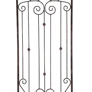 Pu&ograve; includere: Un pannello da parete rettangolare in metallo marrone scuro con una parte superiore ad arco. Il design &egrave; composto da barre verticali intervallate da volute decorative in alto e in basso, e piccoli accenti sferici testurizzati sulle aste centrali.