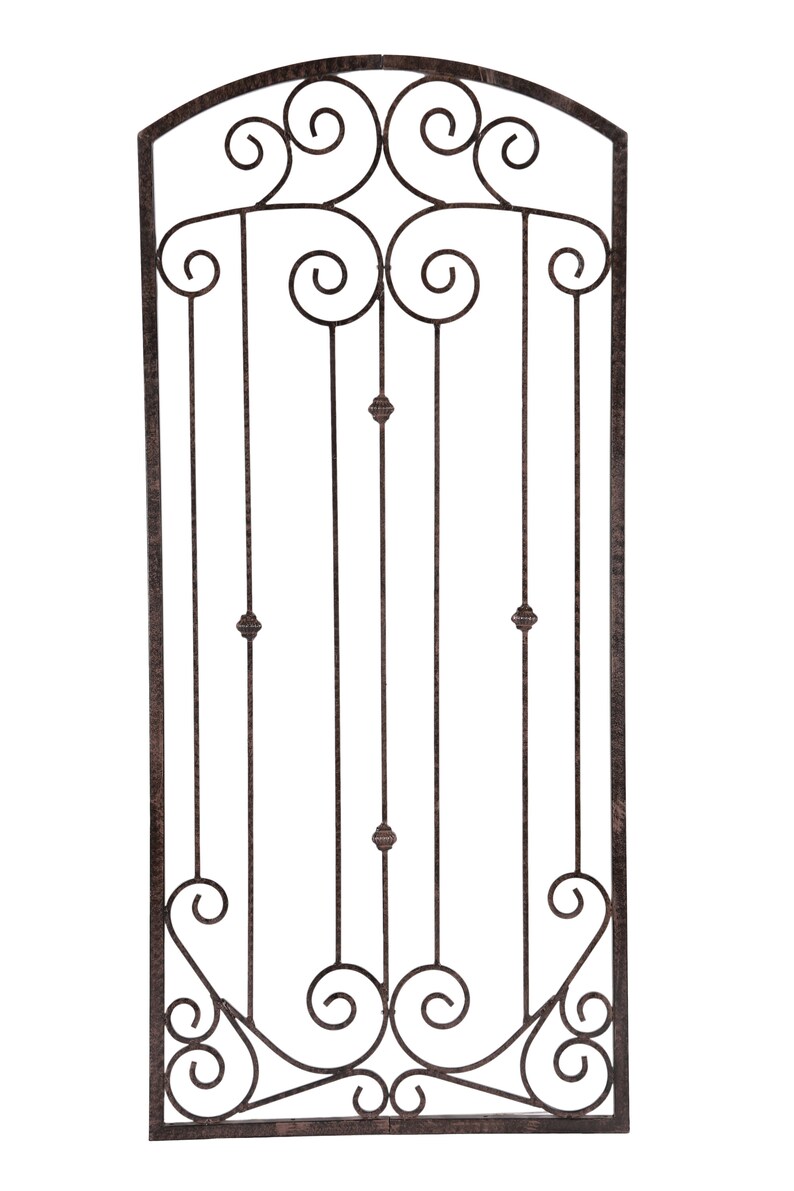 Pu&ograve; includere: Un pannello da parete rettangolare in metallo marrone scuro con una parte superiore ad arco. Il design &egrave; composto da barre verticali intervallate da volute decorative in alto e in basso, e piccoli accenti sferici testurizzati sulle aste centrali.