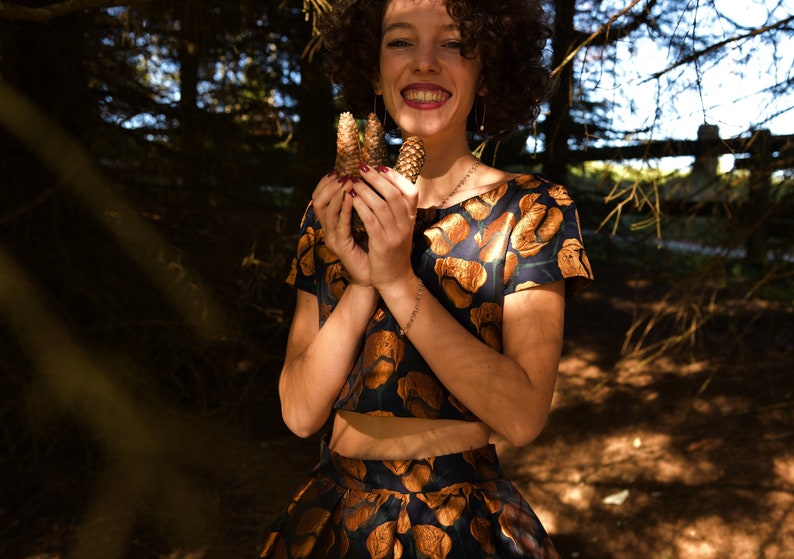 top suit and pleated skirt Coordinated autumn roses broken bronze