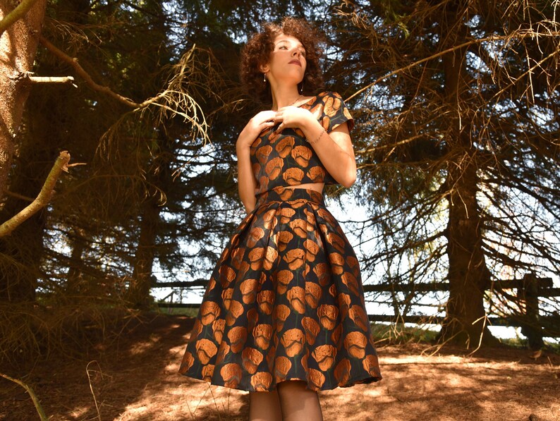 top suit and pleated skirt Coordinated autumn roses broken bronze