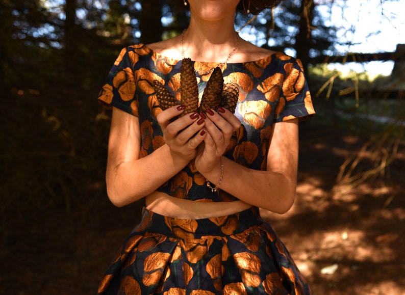 top suit and pleated skirt Coordinated autumn roses broken bronze