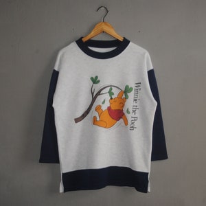Vintage Winnie The Pooh 1990s Sweatshirt Shirt Größe Medium / 1990s Pooh Bear Anime Cartoon Pullover / Graphic Novelty Disneyland Pullover