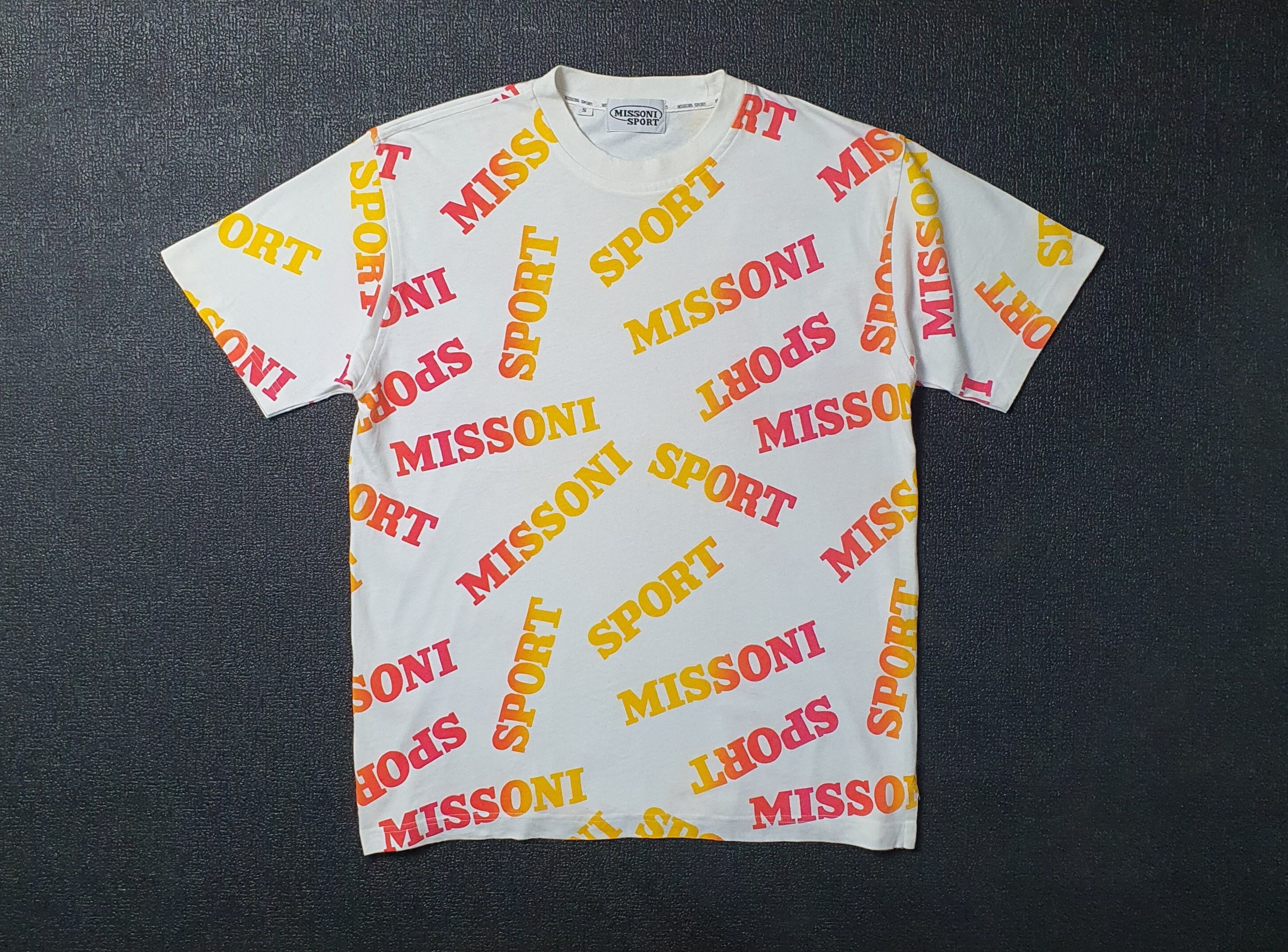 90s MISSONI SPORTS  カラフルポップロゴ Tシャツ 90s MISSONI SPORTS カラフルポップロゴ Tシャツ - メルカリ