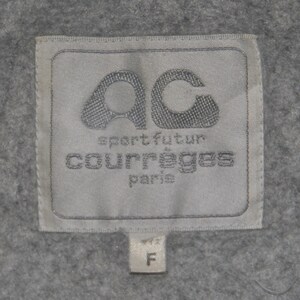 Puede incluir: Etiqueta blanca con texto negro que dice "AC sport futur Courr&egrave;ges Paris" y una etiqueta de talla que dice "F".