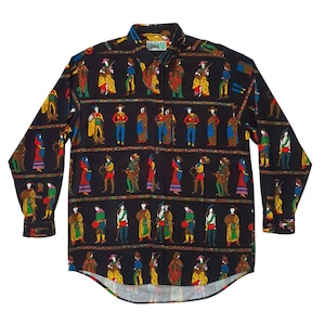 Może przedstawiać: Czarna koszula zapinana na guziki z powtarzającym się wzorem postaci w kolorowych strojach. Postacie ułożone są w poziomych rzędach, z czerwonymi, żółtymi, niebieskimi i zielonymi akcentami. Koszula ma długie rękawy i kołnierzyk.