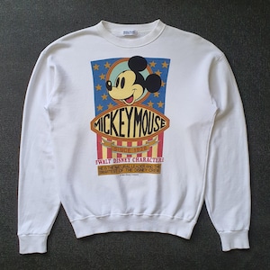 Puede incluir: Sudadera blanca con un gráfico de Mickey Mouse. El gráfico incluye la cara de Mickey, las palabras "MICKEY MOUSE" y "SINCE 1928", y el texto "EWALT DISNEY CHARACTERE HE IS THE NATURAL LEADER AND THE SMARTEST OF THE DISNEY CREW".