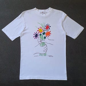 Vintage 1997 PICASSO Bouquet of Peace Flowers art collection T shirt M / 1990s artist Pop Art tees / Pablo Picasso Drawing graphic tee shirt