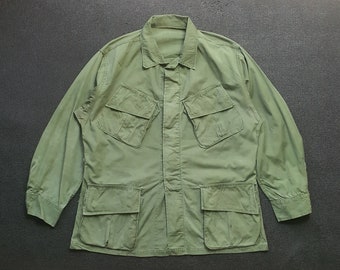 Vintage 60s US Army 0G 107 Tropical Combat Coat Jacket size Medium / 1960s Vietnam Era Military Chore Work Poplin Distressed Thrashed Jacket