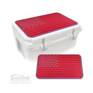 K&ouml;nnte beinhalten: Eine wei&szlig;e K&uuml;hlbox mit einem rot-blauen Design der amerikanischen Flagge auf dem Deckel. Das Flaggen-Design wird auch separat gezeigt. Die K&uuml;hlbox hat eine blaue Umrandung und silberne Verschl&uuml;sse. Das SeaDek Marine Products Logo ist enthalten.