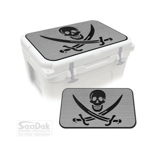 K&ouml;nnte beinhalten: Grauer K&uuml;hlboxdeckel mit einem schwarzen Totenkopf- und Knochenkreuz-Design. Der Deckel wird von SeaDek Marine Products, einem zertifizierten Hersteller, hergestellt.