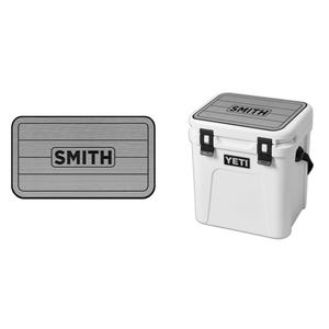 K&ouml;nnte beinhalten: Ein wei&szlig;er Yeti-K&uuml;hlbox mit einem grauen und schwarzen, personalisierten Deckel mit dem Text "SMITH".