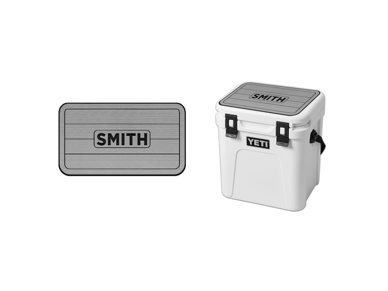 K&ouml;nnte beinhalten: Ein wei&szlig;er Yeti-K&uuml;hlbox mit einem grauen und schwarzen, personalisierten Deckel mit dem Text "SMITH".