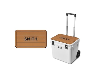 Base hielera con ruedas YETI Roadie 48 personalizada - Cubierta SeaDek personalizada en negro moca / Regalo para papá o esposo en autocaravana / Base antideslizante de EVA marina