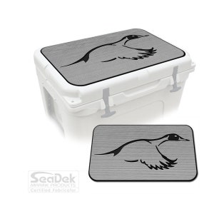 Pu&ograve; includere: Un refrigeratore bianco con un coperchio grigio con una silhouette nera di un'anatra in volo. Il coperchio ha un aspetto strutturato. Una versione pi&ugrave; piccola del coperchio &egrave; mostrata sotto. Prodotto da SeaDek Marine Products.