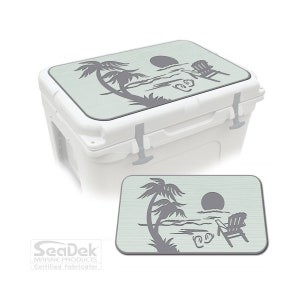 Pu&ograve; includere: Un refrigeratore bianco con coperchio verde chiaro con un design a scena di spiaggia grigia. Il design include una palma, un sole, una sedia a sdraio e infradito. Il refrigeratore &egrave; progettato per prodotti marini.