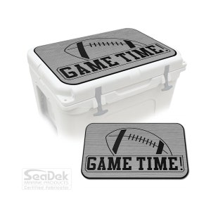 K&ouml;nnte beinhalten: Grauer und schwarzer K&uuml;hlboxdeckel mit einer Fu&szlig;ballabbildung und dem aufgedruckten Text "GAME TIME!"
