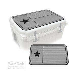 Puede incluir: Tapa de la tapa de la nevera con bandera de Texas gris y negro. SeaDek Marine Products Fabricante certificado.