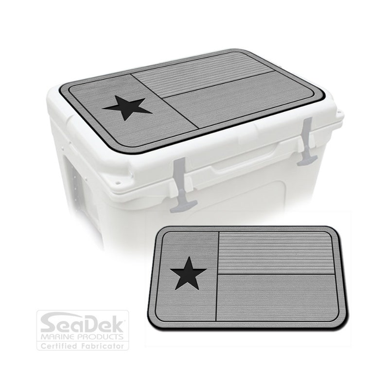 Puede incluir: Tapa de la tapa de la nevera con bandera de Texas gris y negro. SeaDek Marine Products Fabricante certificado.