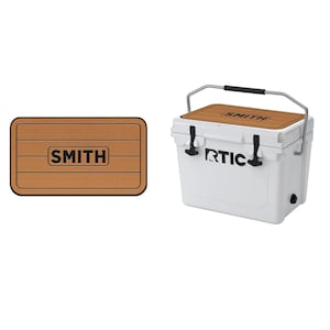 Puede incluir: Una nevera blanca con una tapa de madera marr&oacute;n. La tapa tiene la palabra "SMITH" impresa. La nevera tiene la palabra "RTIC" impresa en el lateral.