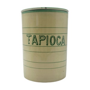 Peut inclure: Une boîte en céramique vintage avec un couvercle vert et des rayures vertes. La boîte est étiquetée "TAPIOCA" en lettres vertes.
