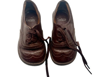 Coppia vintage di scarpe in pelle marrone da bambino taglia 5 - Brogue - Barratts Northampton