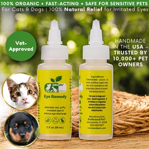 Op de afbeelding: Twee flessen van 59 ml oogmiddel voor huisdieren. De flessen zijn geel en wit met een groen blaadjeslogo. De tekst op de flessen luidt "ReNewed Pet" en "Eye Remedy". De flessen zijn gelabeld met "100% Organic", "Fast-Acting", "Safe for Sensitive Pets" en "Handmade in the USA - Trusted by 10,000+ Pet Owners".