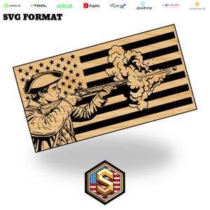 Puede incluir: Letrero de madera con una ilustración en blanco y negro de un soldado colonial disparando un mosquete, sobre un fondo de la bandera estadounidense. El texto "SVG FORMAT" está en la parte superior. Un diseño patriótico.