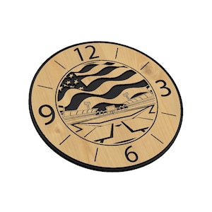Puede incluir: Una esfera de reloj de madera con un contorno negro y números negros. La esfera del reloj presenta una imagen en blanco y negro de un estadio con una bandera estadounidense ondeando en el fondo.