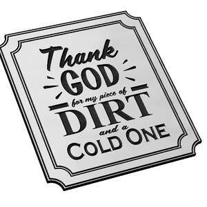 以下が含まれることがあります： 「Thank God for my piece of dirt and a cold one」と書かれた黒い文字の銀色の看板です。