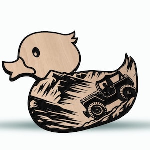 Puede incluir: Un pato de goma de madera con una silueta en blanco y negro de un jeep conduciendo por un paisaje de montaña.