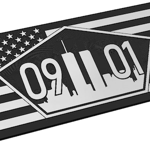 Puede incluir: Bandera estadounidense en blanco y negro con una forma de pentágono blanco superpuesta. El pentágono tiene la fecha "091101" y una silueta de las Torres Gemelas en su interior.