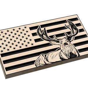 Pode incluir: Uma bandeira americana de madeira com uma silhueta preta e branca de um veado com chifres no centro.