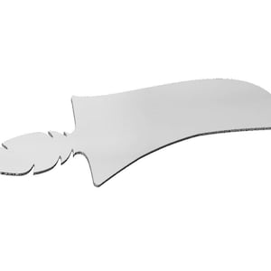 Puede incluir: Un cuchillo de metal plateado con un mango decorativo en forma de pluma.