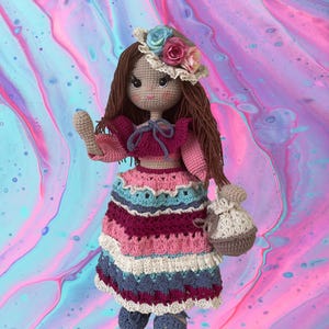 Muñeca de crochet hecha a mano colorida niña de campo con sombrero y bolso Amigurumi coleccionable 47 centímetros